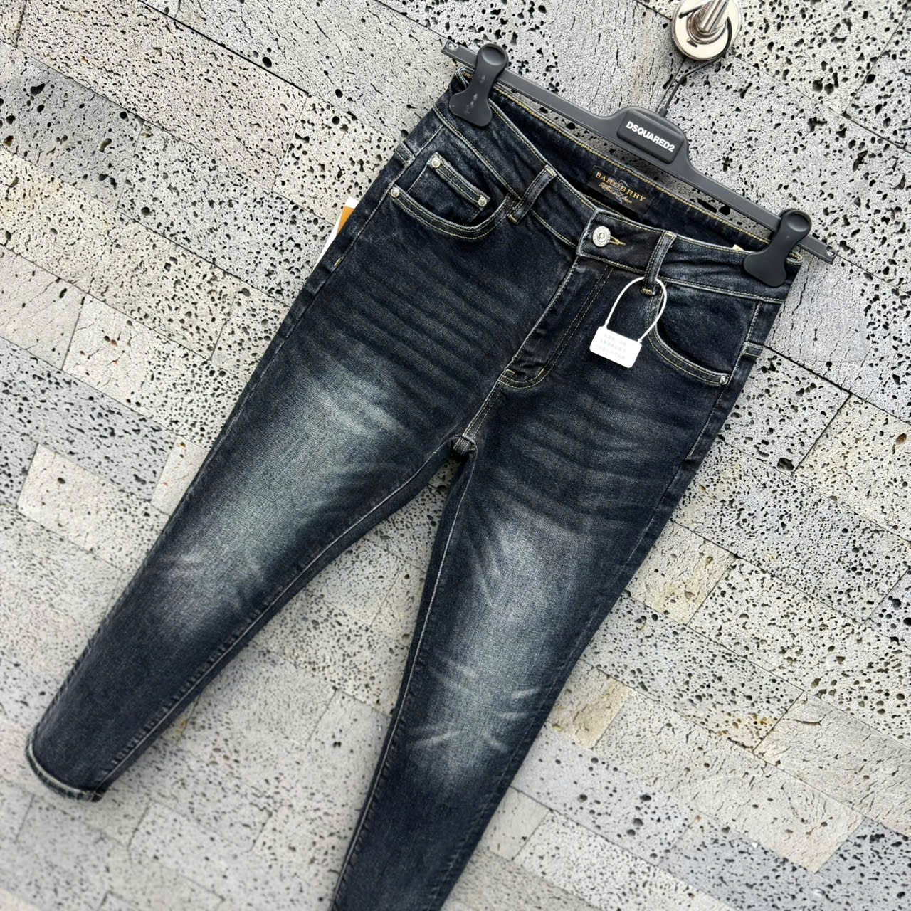 Quần Jean Burberry BBR Đen bạc logo chữ dập nổi túi sau Like Auth NV